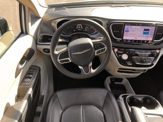 Used 2024 Chrysler Pacifica Select image 25