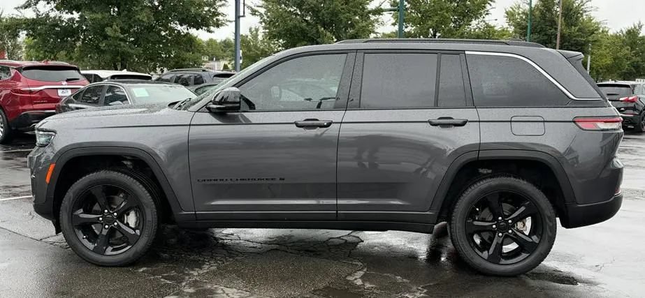 Used 2024 Jeep Grand Cherokee Limited w/ Black Appearance Package RWD image 7