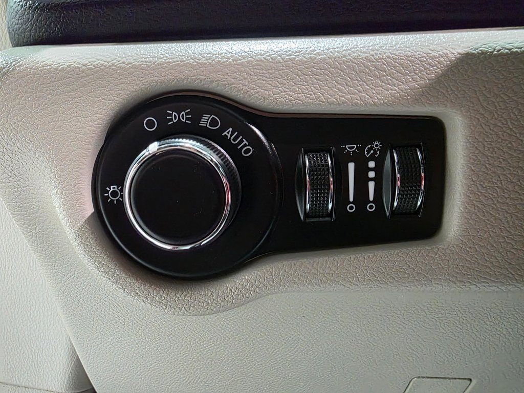 Used 2020 Chrysler Voyager Lxi image 36