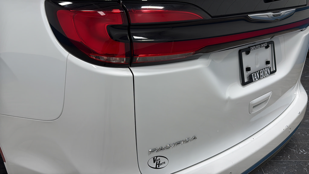 Used 2024 Chrysler Pacifica Touring-L FWD image 37