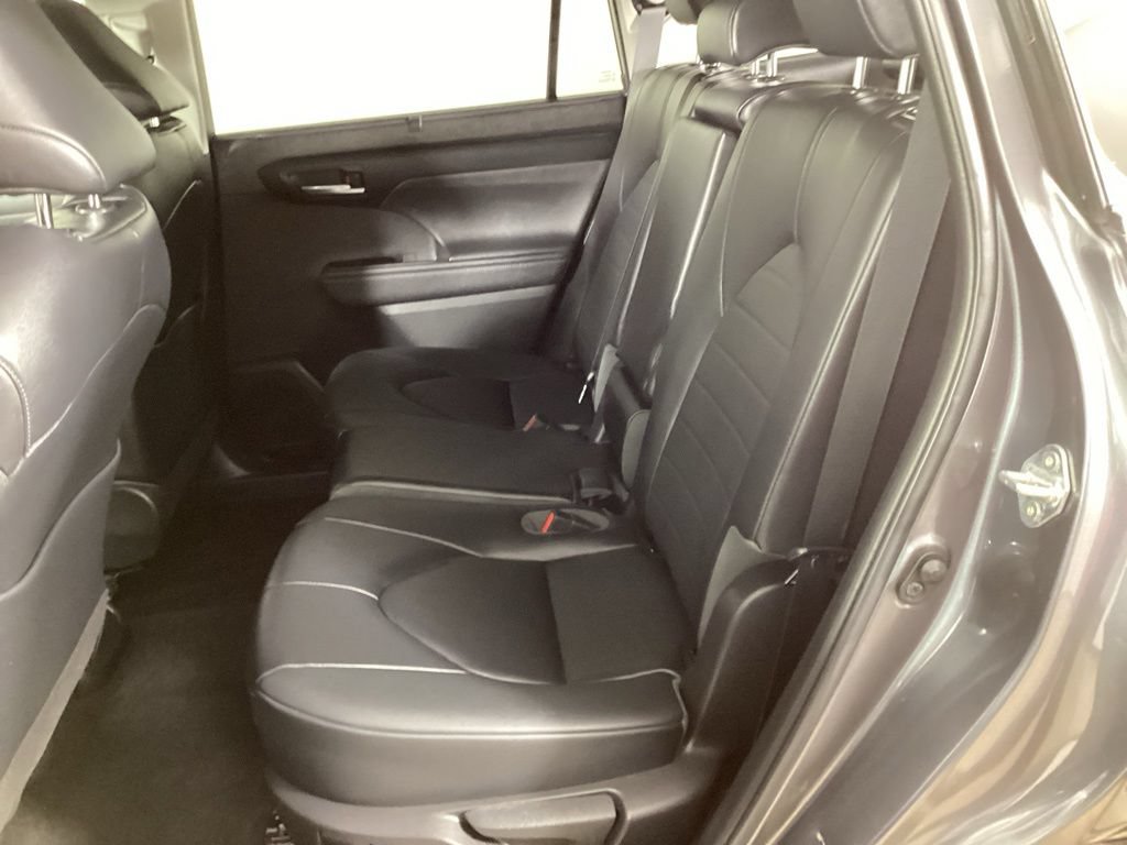 Used 2023 Toyota Highlander XLE AWD/4WD image 22