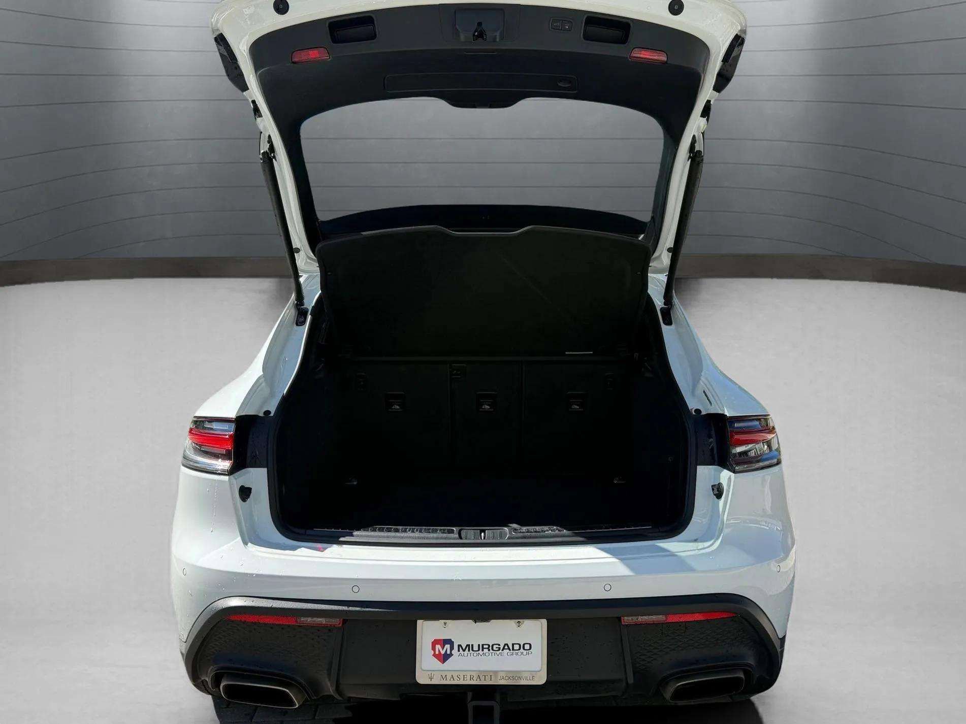 Used 2024 Porsche Macan image 18