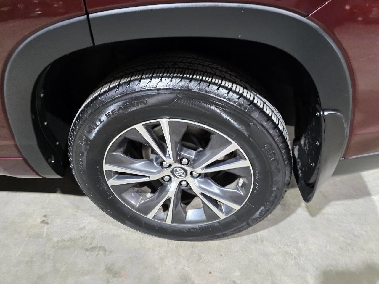 Used 2017 Toyota Highlander LE AWD/4WD image 23