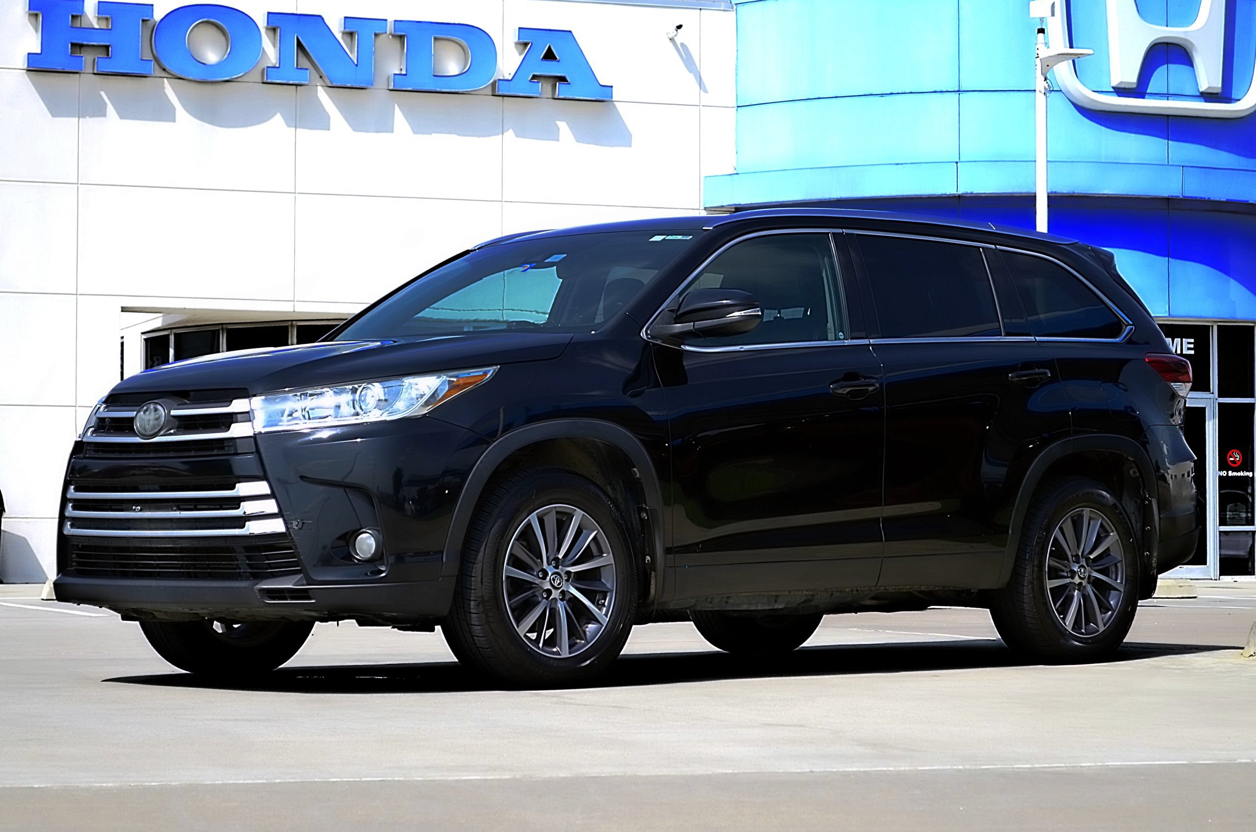 Used 2019 Toyota Highlander XLE AWD/4WD image 1