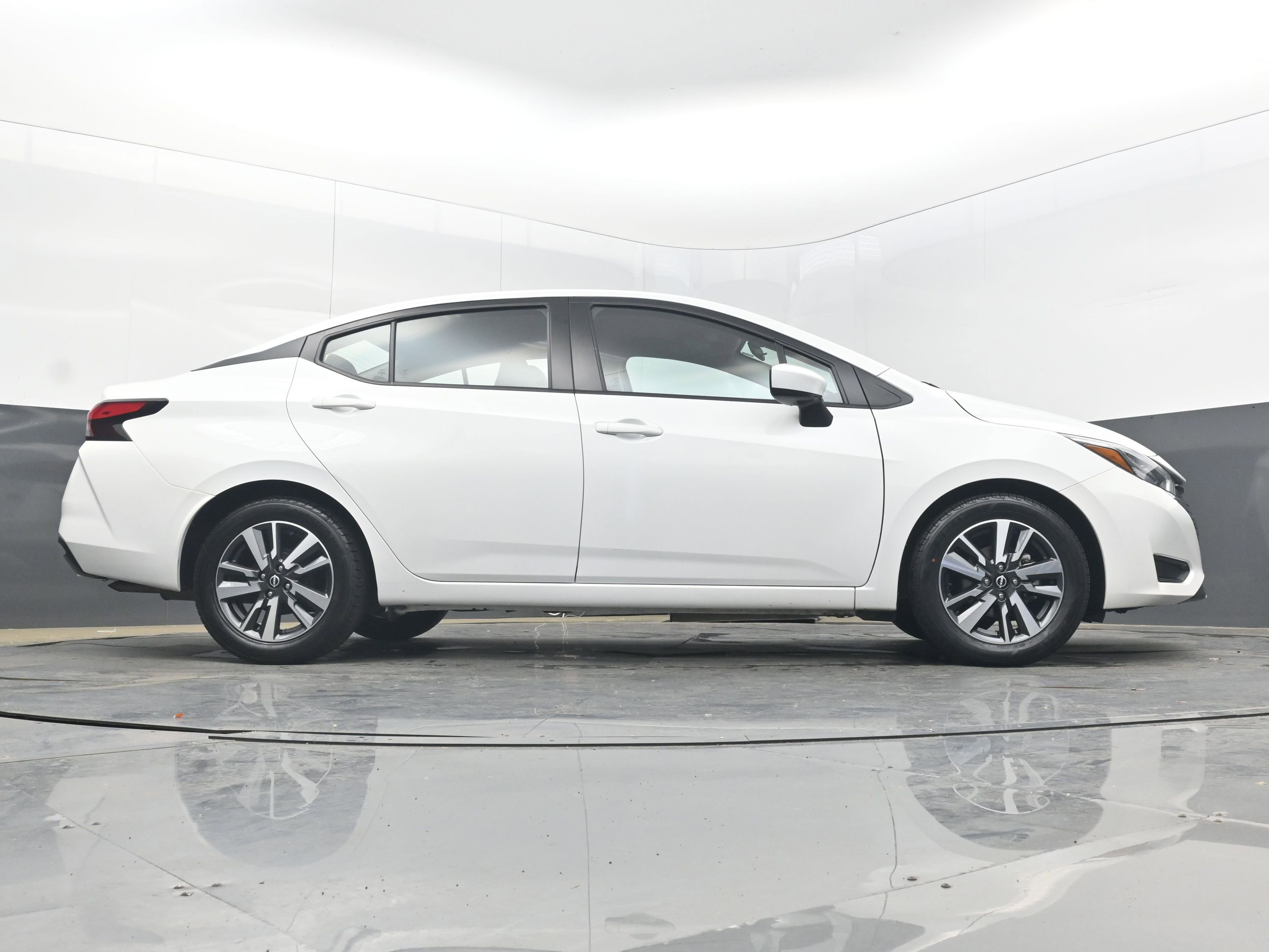 Used 2025 Nissan Versa SV image 34