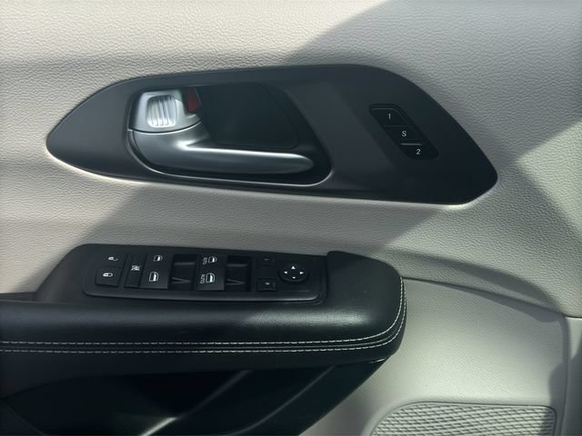 Used 2024 Chrysler Pacifica Touring-L FWD image 14