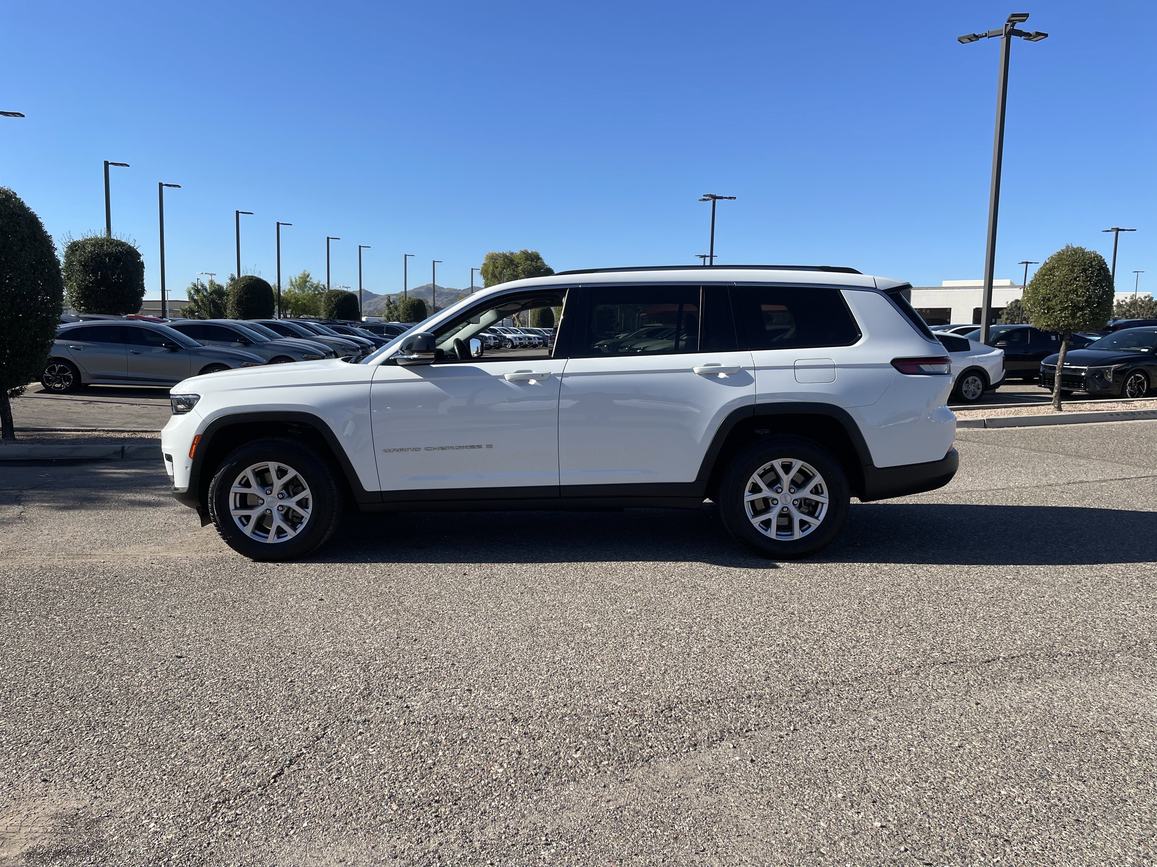 Certified 2022 Jeep Grand Cherokee L Limited w/ Luxury Tech Group II image 3