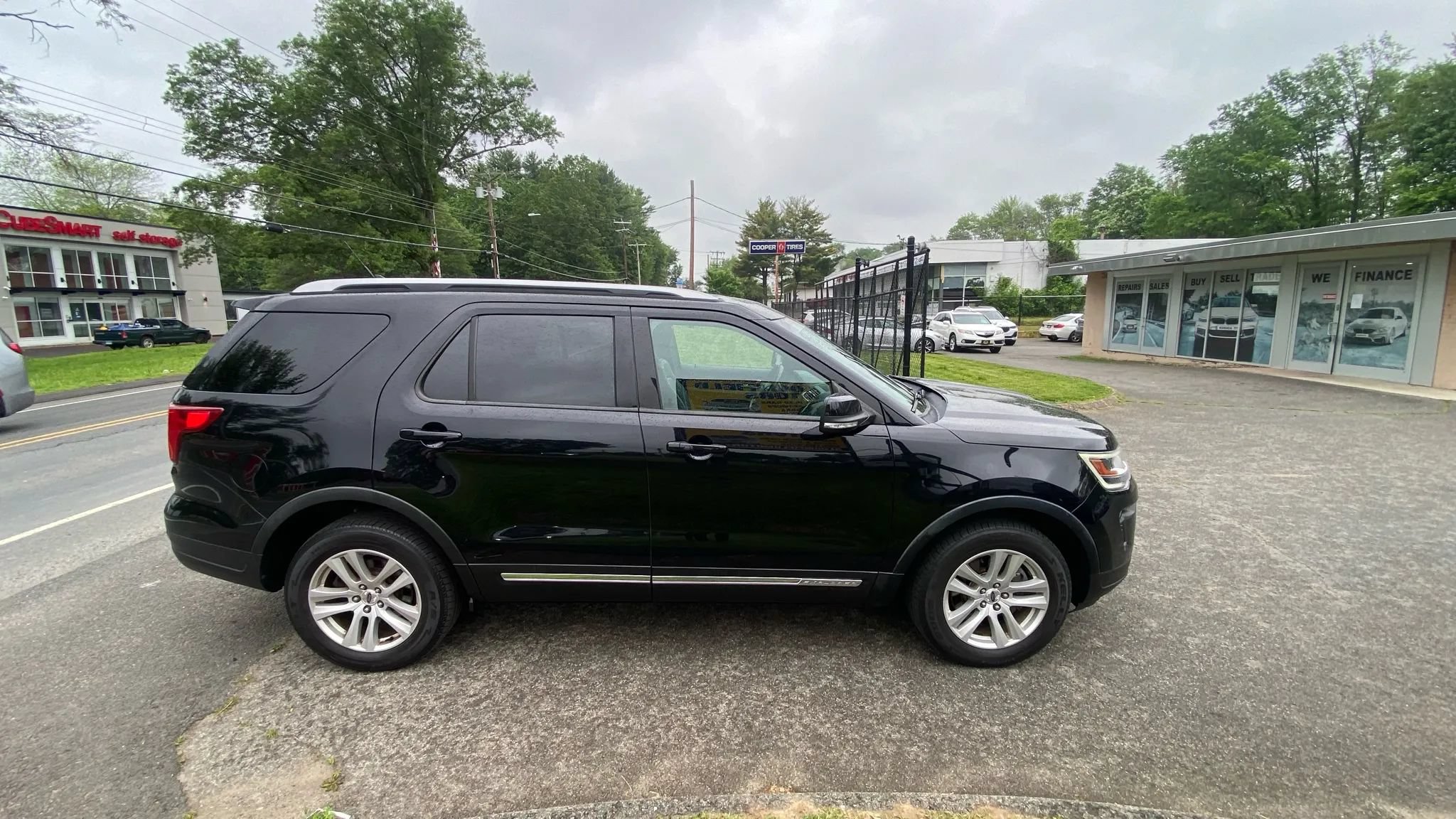 Used 2018 Ford Explorer XLT w/ Equipment Group 202A AWD/4WD image 6