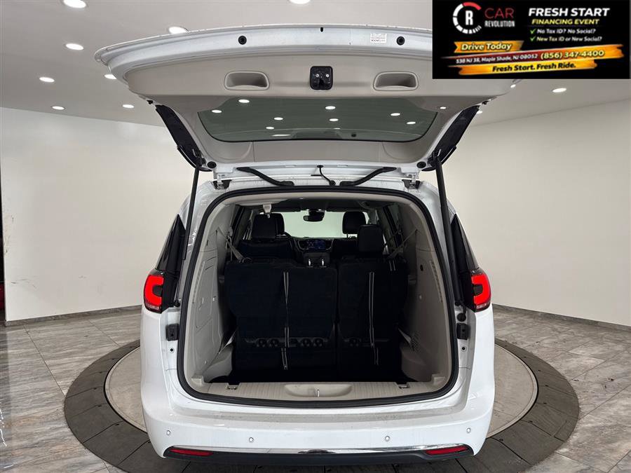 Used 2024 Chrysler Pacifica Limited FWD image 71