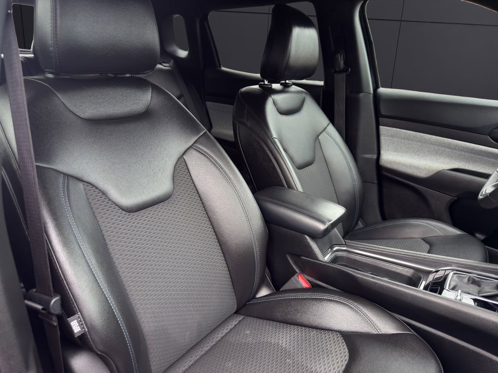 Used 2024 Jeep Compass Latitude image 14