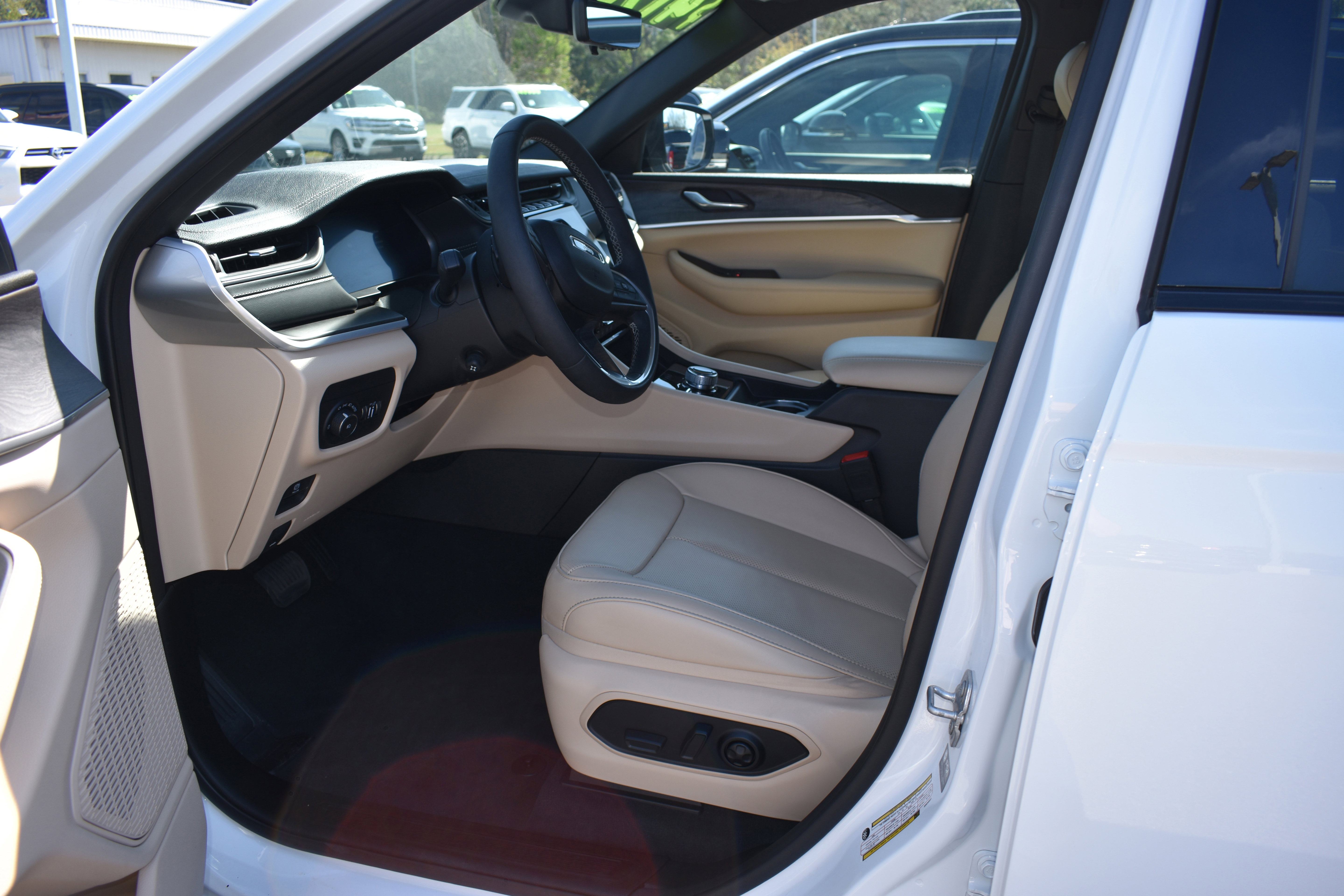 Used 2025 Jeep Grand Cherokee Limited w/ Luxury Tech Group II image 12