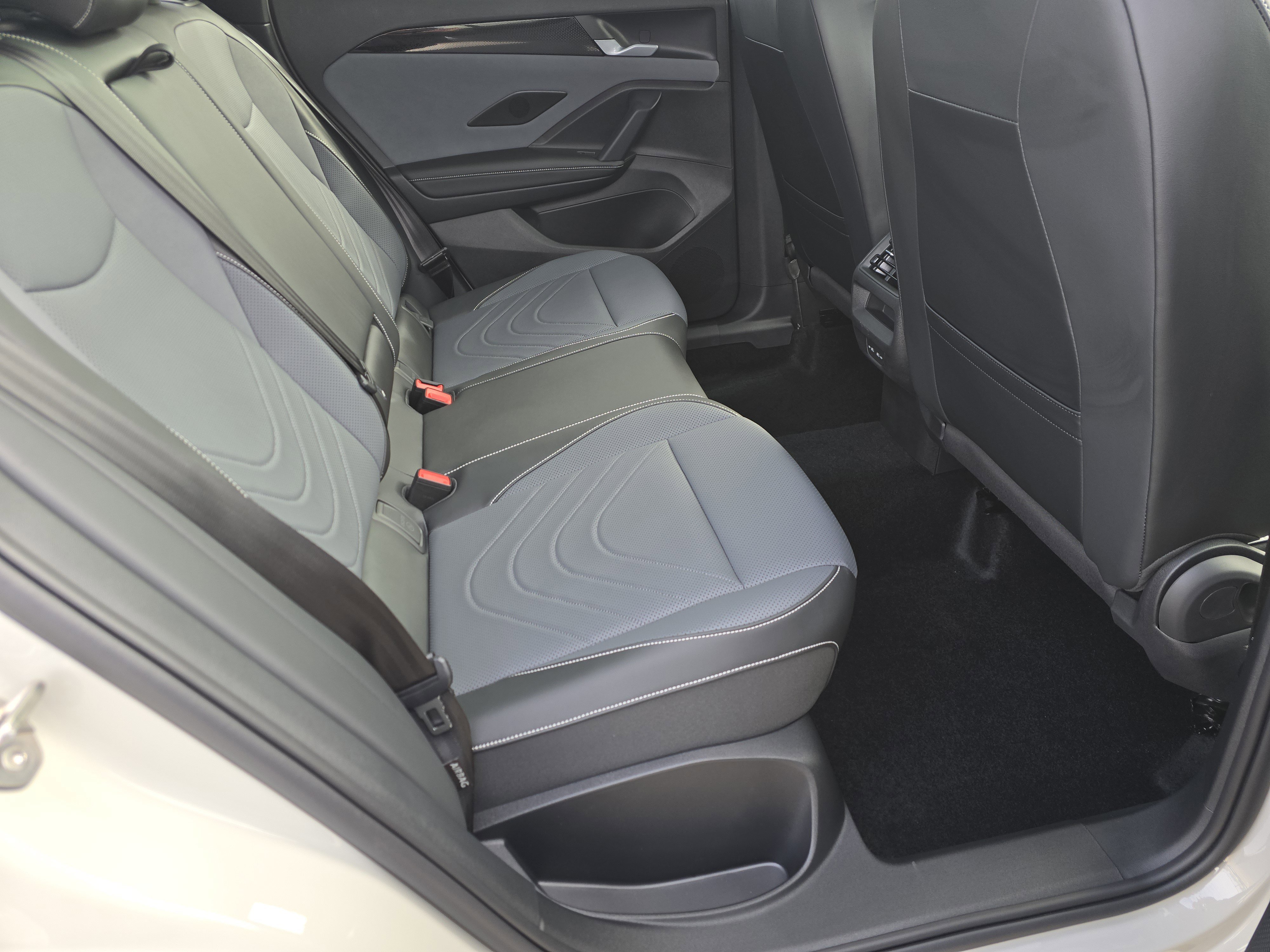 New 2026 Volkswagen Tiguan SE R-Line image 17