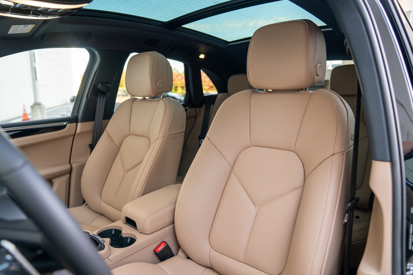 Certified 2026 Porsche Macan AWD/4WD image 5
