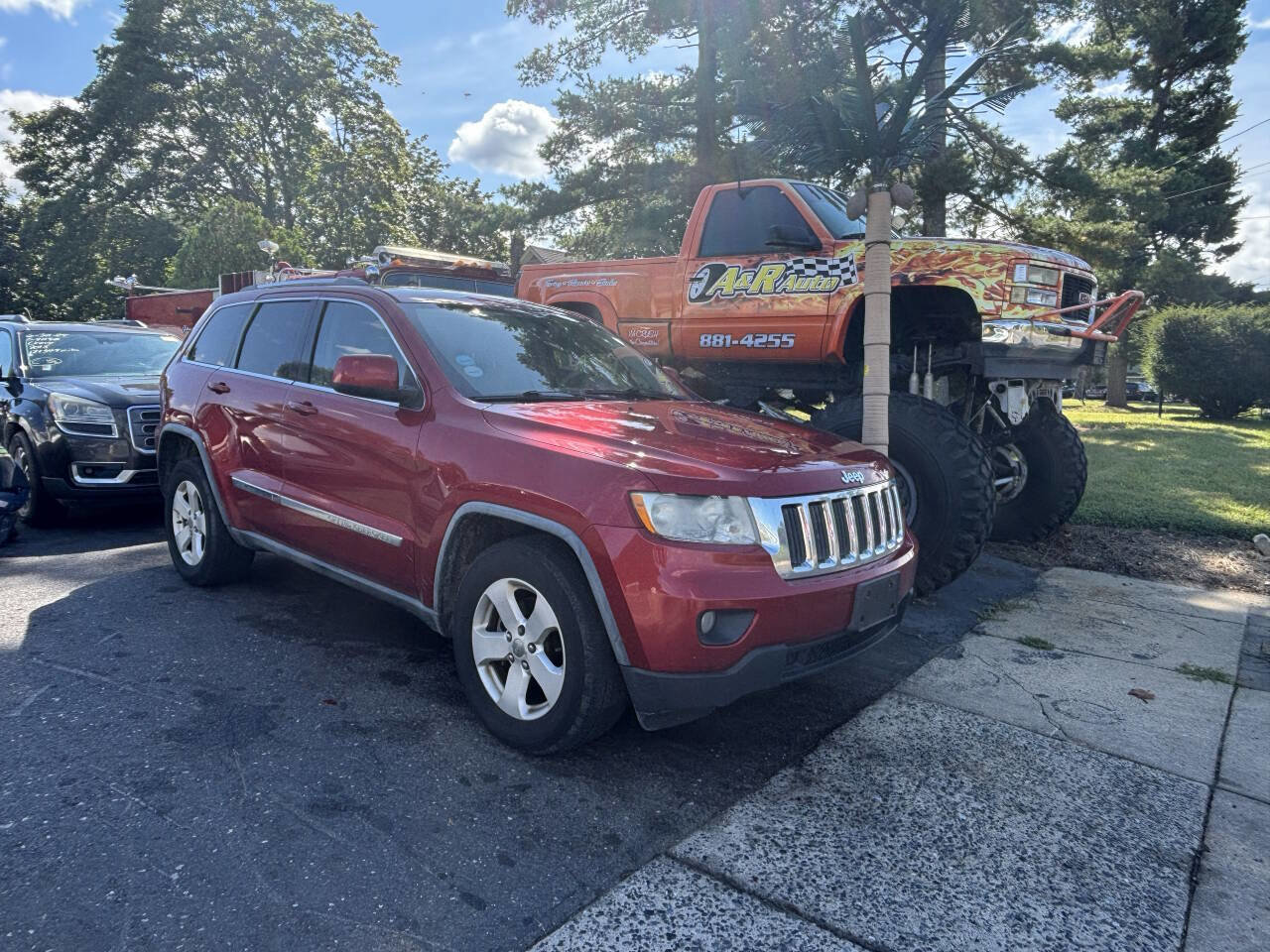 Used 2011 Jeep Grand Cherokee Laredo image 2