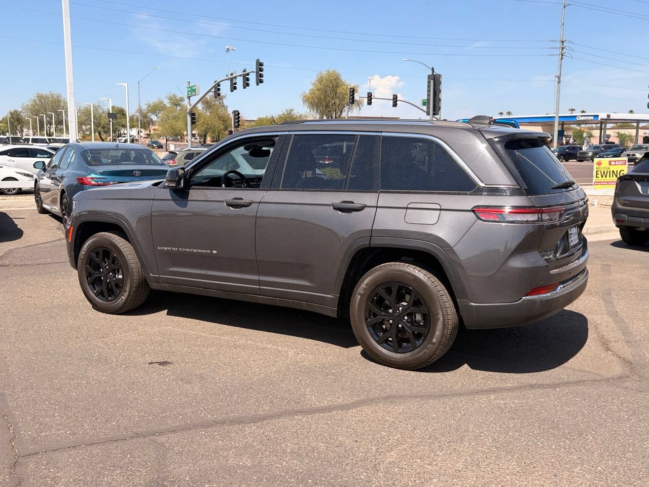 Used 2023 Jeep Grand Cherokee Limited AWD/4WD image 4