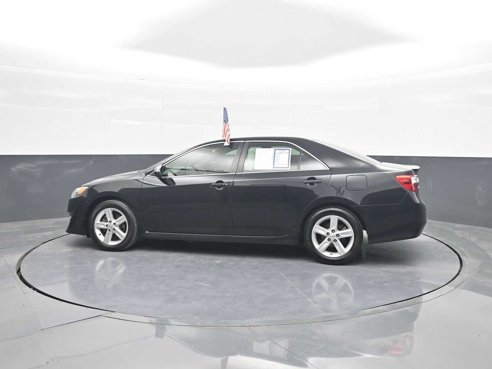 Used 2014 Toyota Camry SE FWD image 5