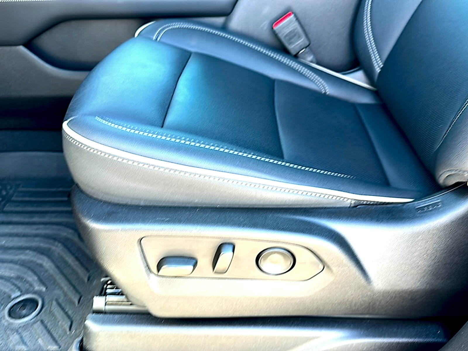 Used 2025 GMC Yukon XL Elevation image 15