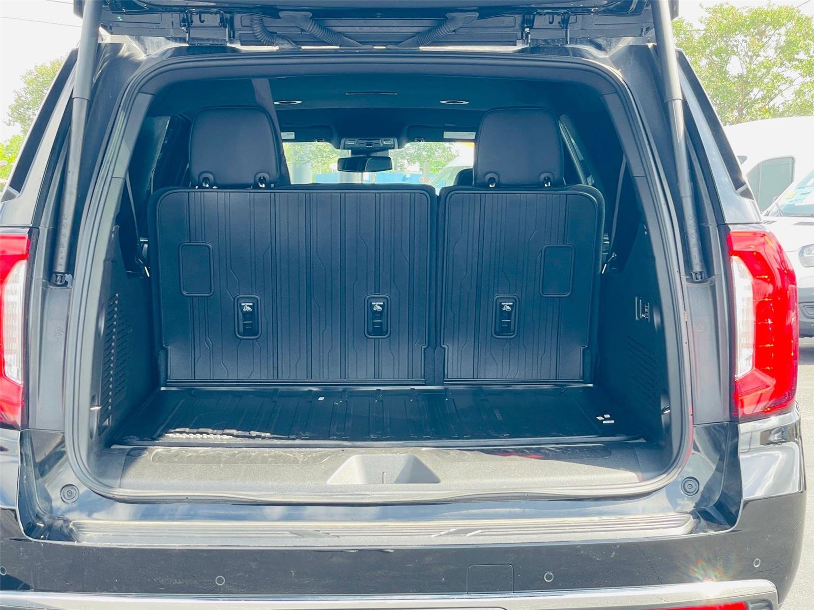 Used 2024 GMC Yukon XL SLT w/ SLT Luxury Package image 27