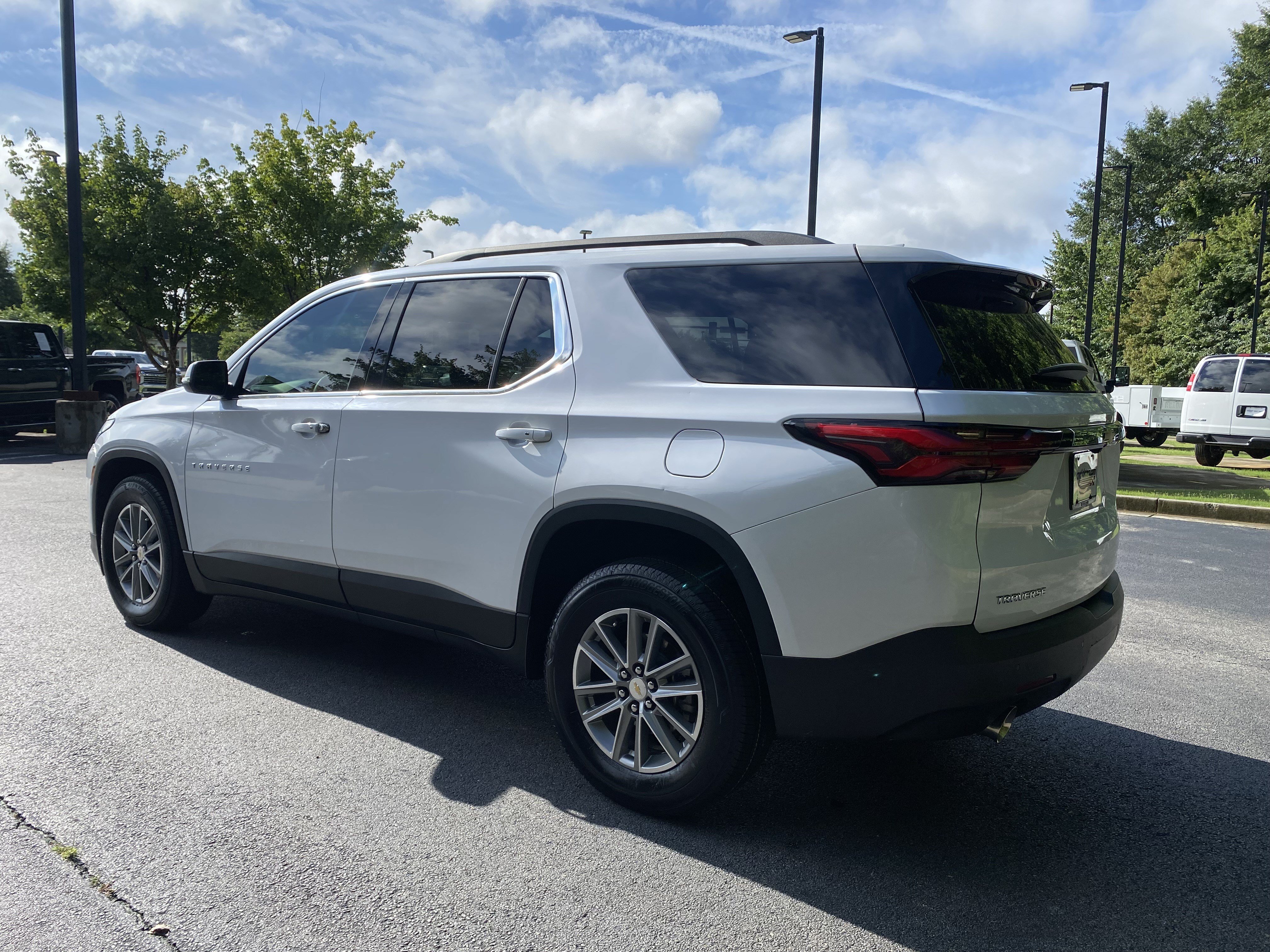 Used 2023 Chevrolet Traverse LT FWD image 7