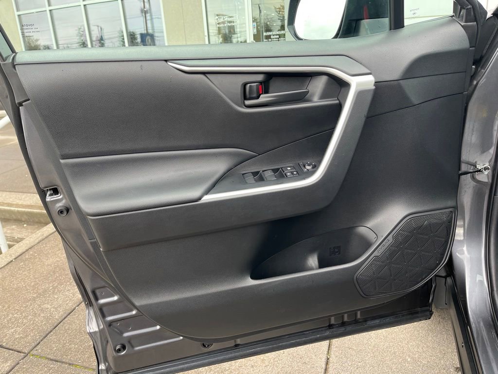 Used 2021 Toyota RAV4 LE image 10