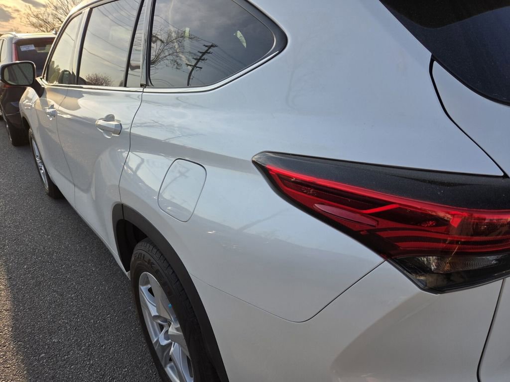 Used 2021 Toyota Highlander L image 5