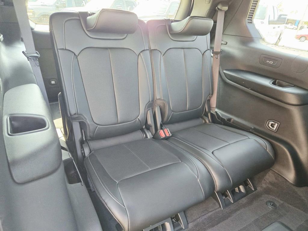 Used 2025 Jeep Grand Cherokee L Limited w/ Luxury Tech Group II AWD/4WD image 16