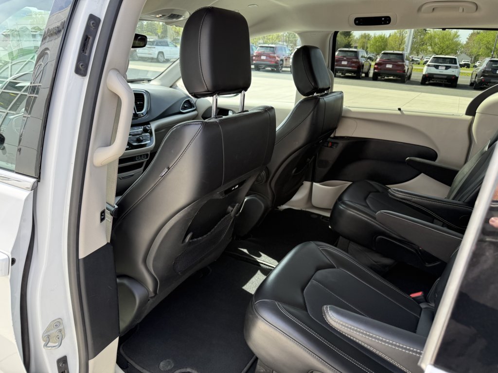 Used 2024 Chrysler Pacifica Touring-L FWD image 12
