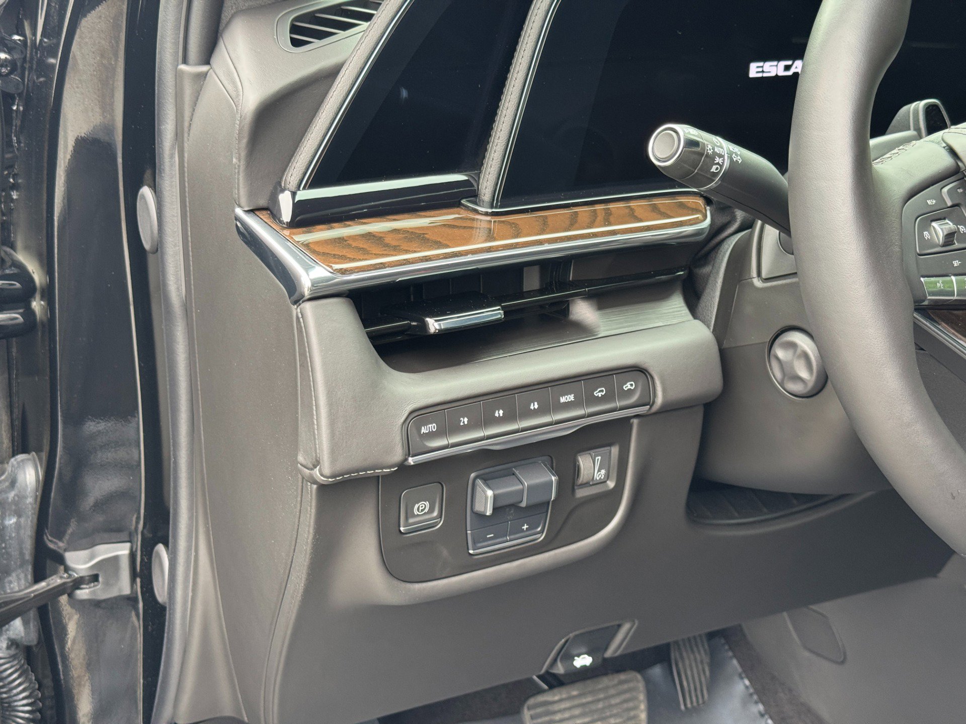 Used 2024 Cadillac Escalade ESV Sport Platinum w/ LPO, ONYX Package image 28