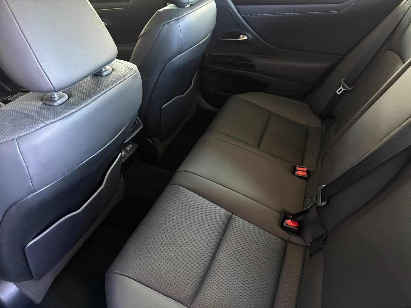 Used 2022 Lexus ES 300h w/ Premium Package FWD image 4