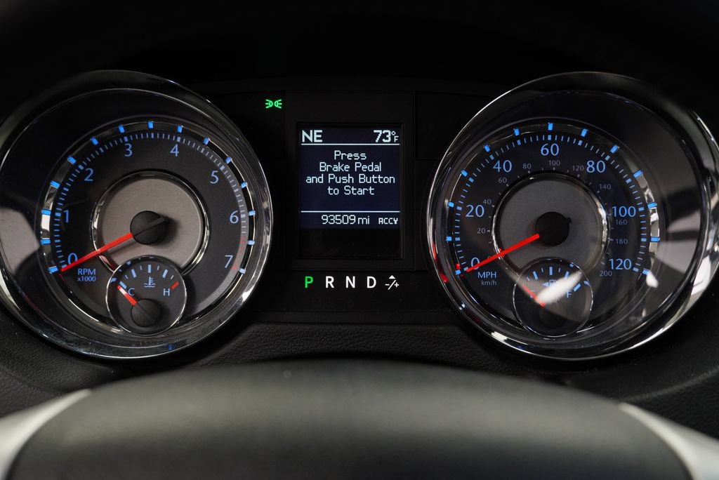 Used 2016 Chrysler Town & Country Touring w/ Driver Convenience Group FWD image 23