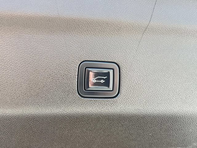 Used 2023 GMC Yukon XL SLT w/ SLT Premium Package AWD/4WD image 7