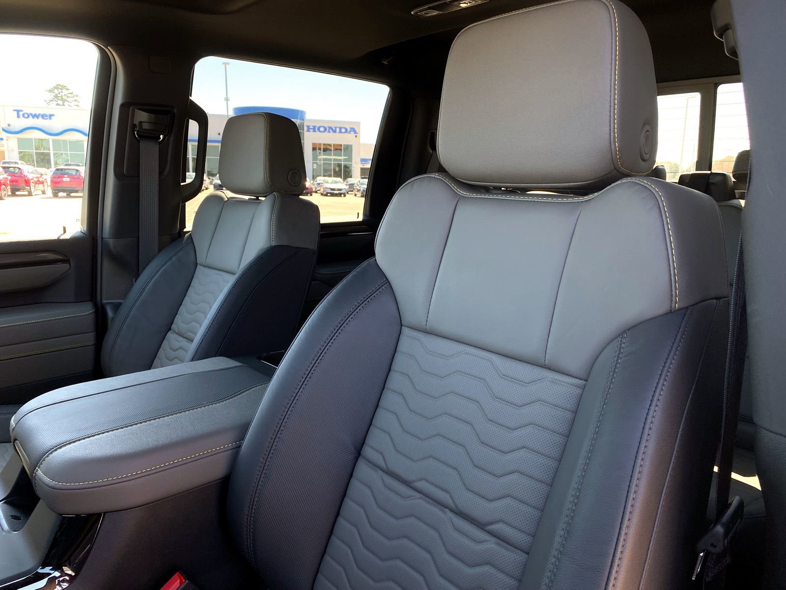 Used 2025 Chevrolet Silverado 2500 ZR2 w/ Technology Package image 17