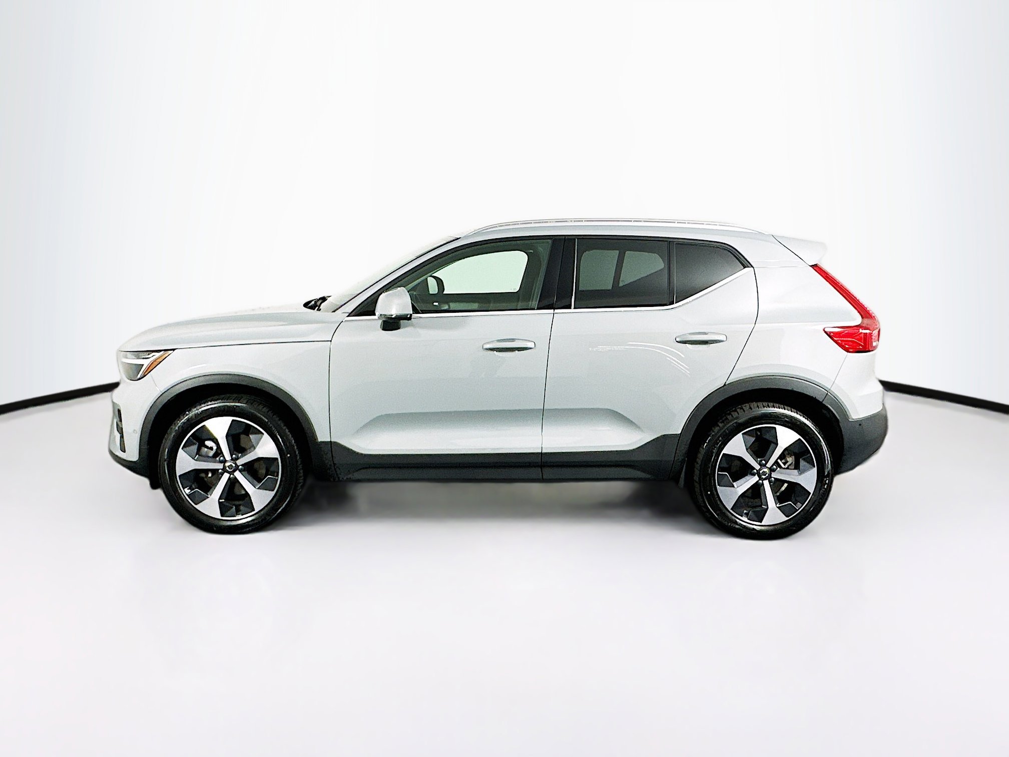 Used 2025 Volvo XC40 B5 Plus image 4