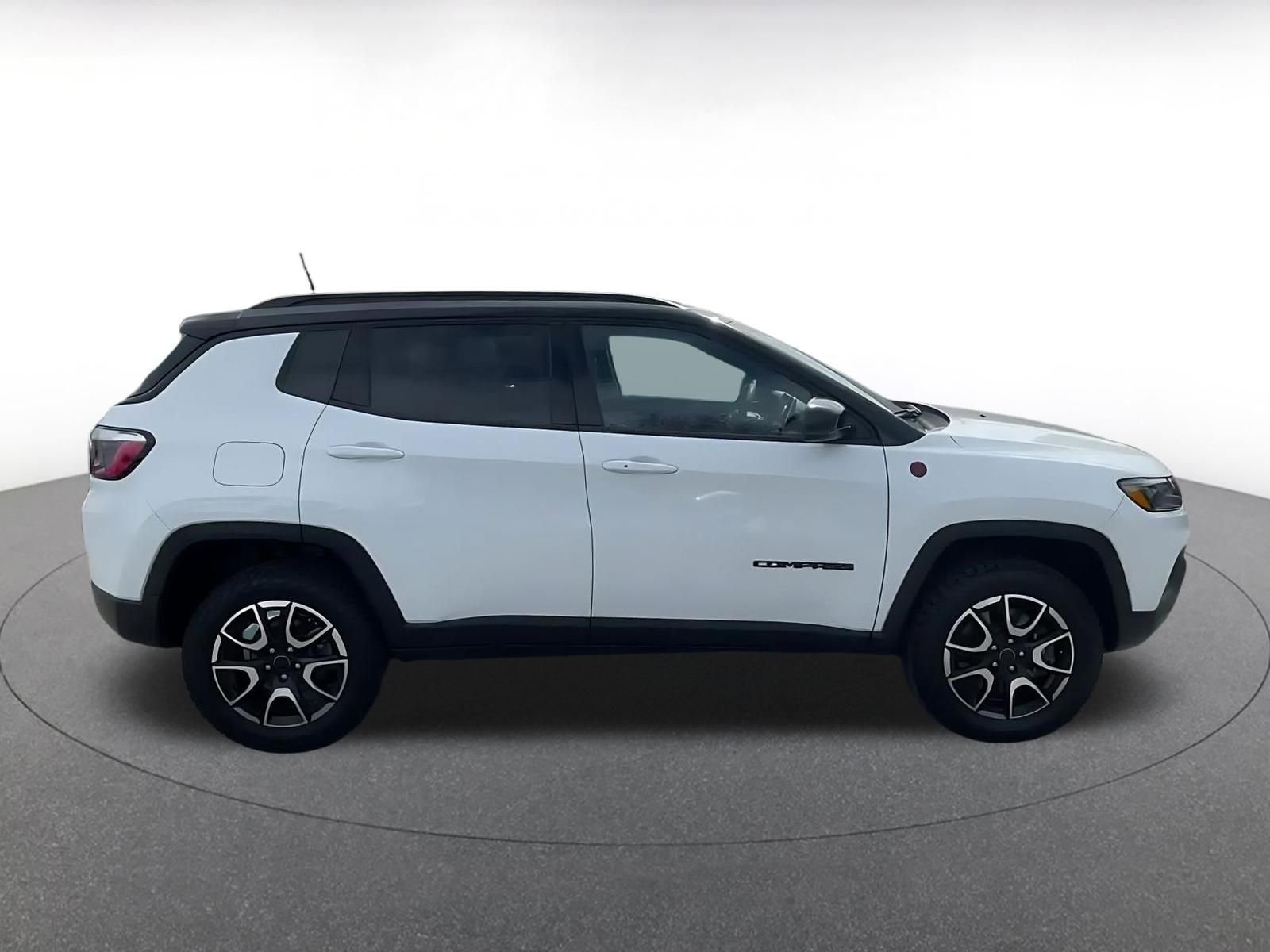 Used 2025 Jeep Compass Trailhawk AWD/4WD image 16