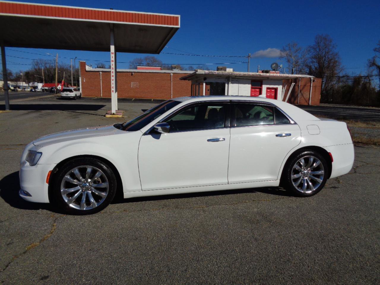 Used 2017 Chrysler 300 C RWD image 8