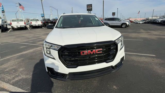 Used 2022 GMC Terrain SLE w/ Driver Convenience Package image 3