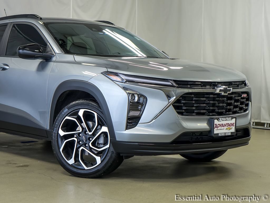 Used 2025 Chevrolet Trax RS FWD image 3