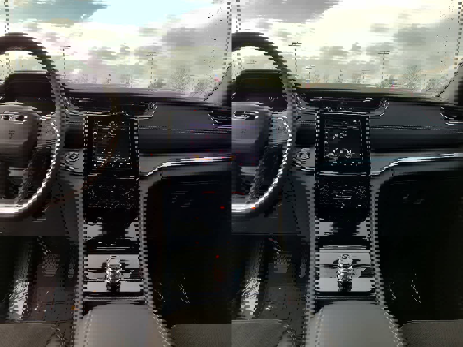 New 2025 Jeep Grand Cherokee Altitude image 18