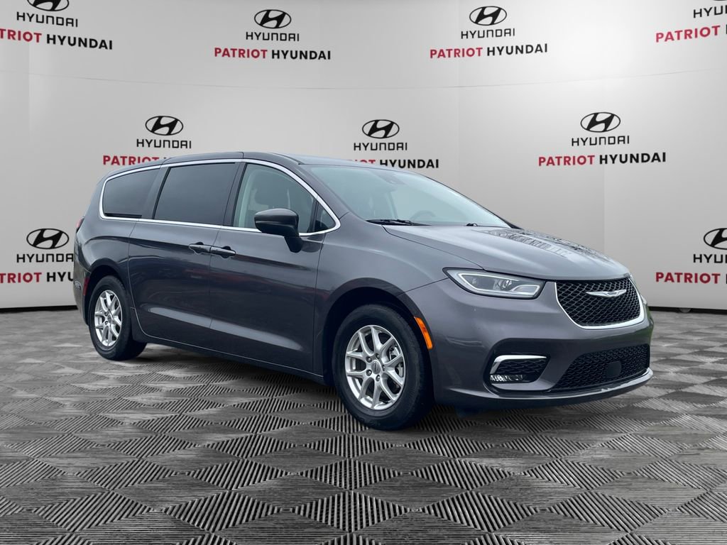 Used 2023 Chrysler Pacifica Touring-L FWD image 1
