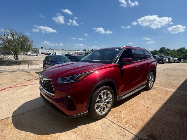 Used 2025 Toyota Highlander Limited AWD/4WD image 3