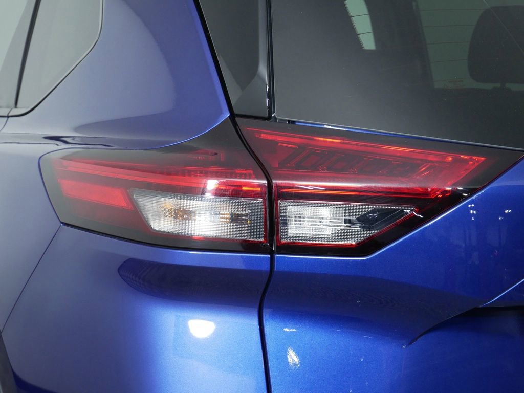 Used 2021 Nissan Rogue SV w/ Premium Package image 12