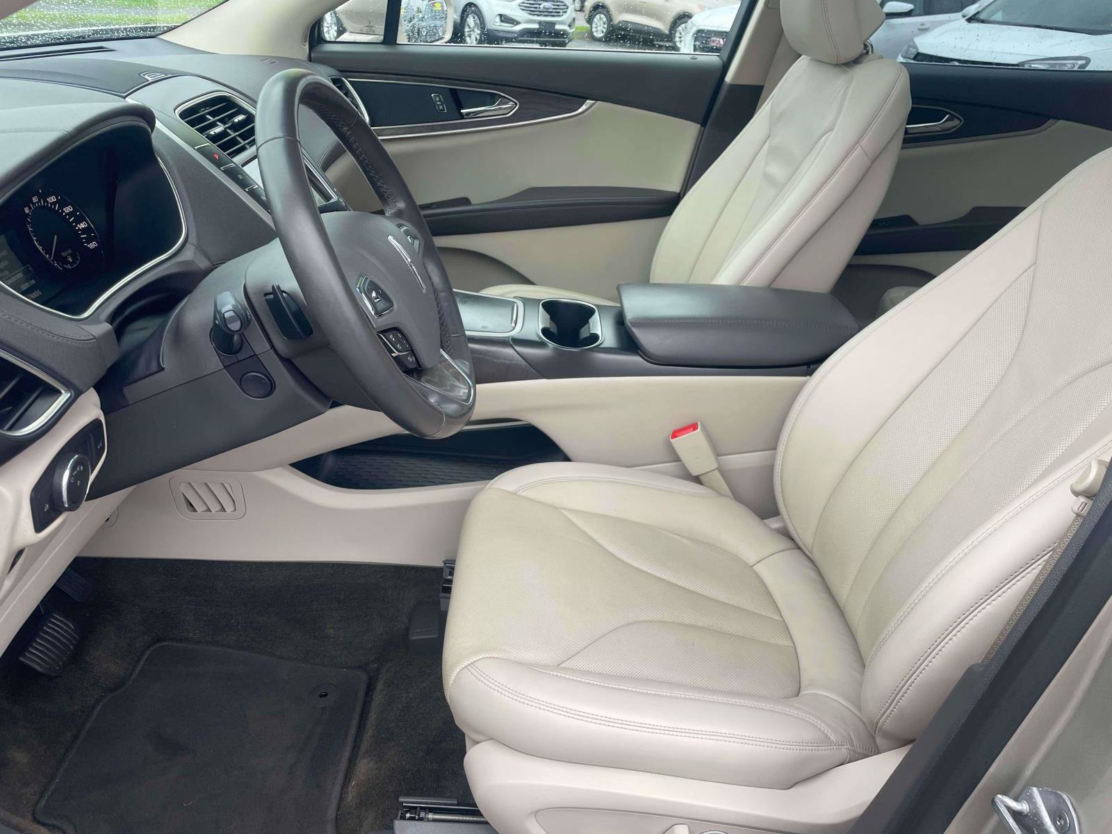 Used 2017 Lincoln MKX Reserve w/ Driver Assistance Package FWD image 11