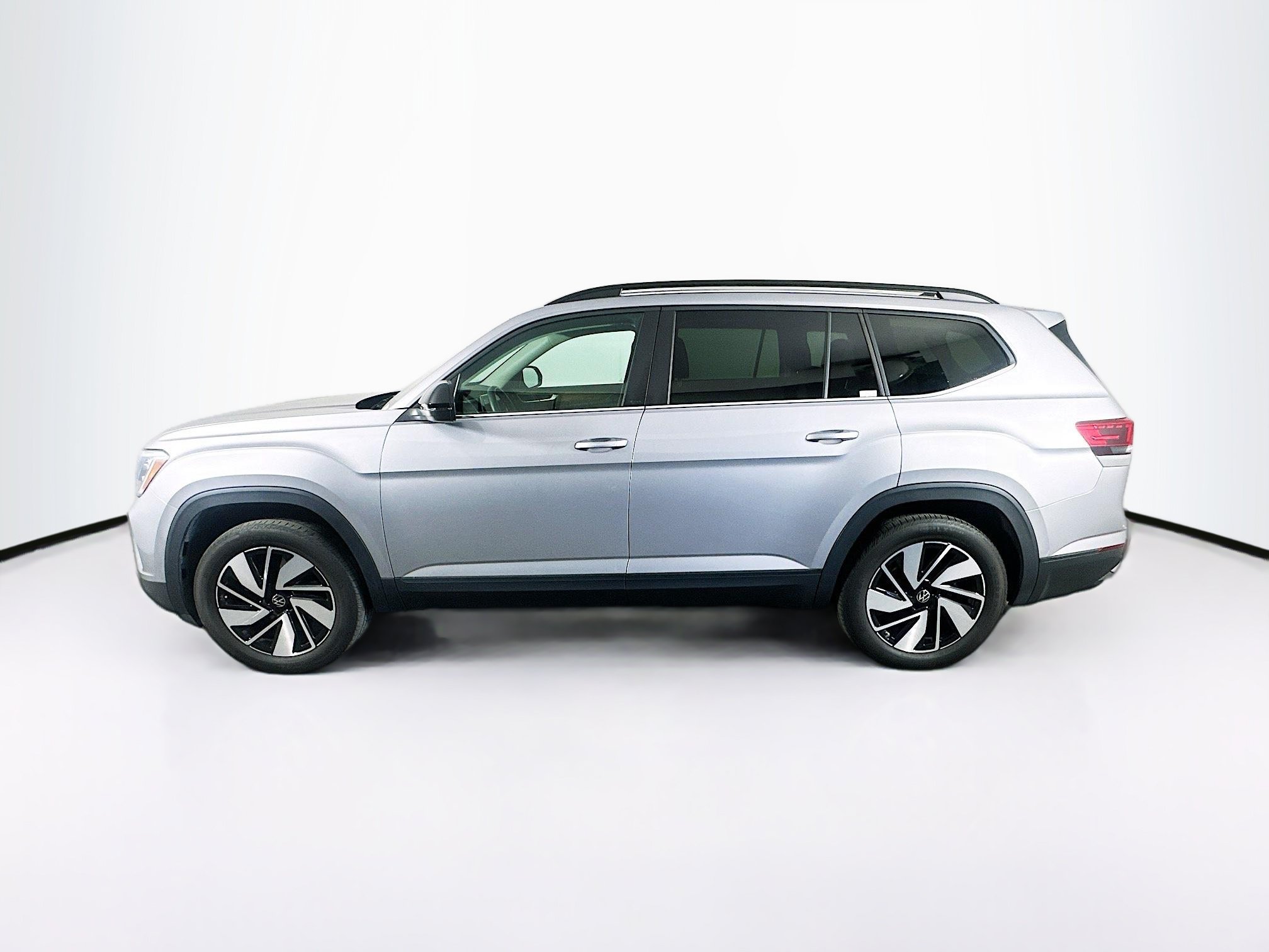 Used 2025 Volkswagen Atlas SE FWD image 4