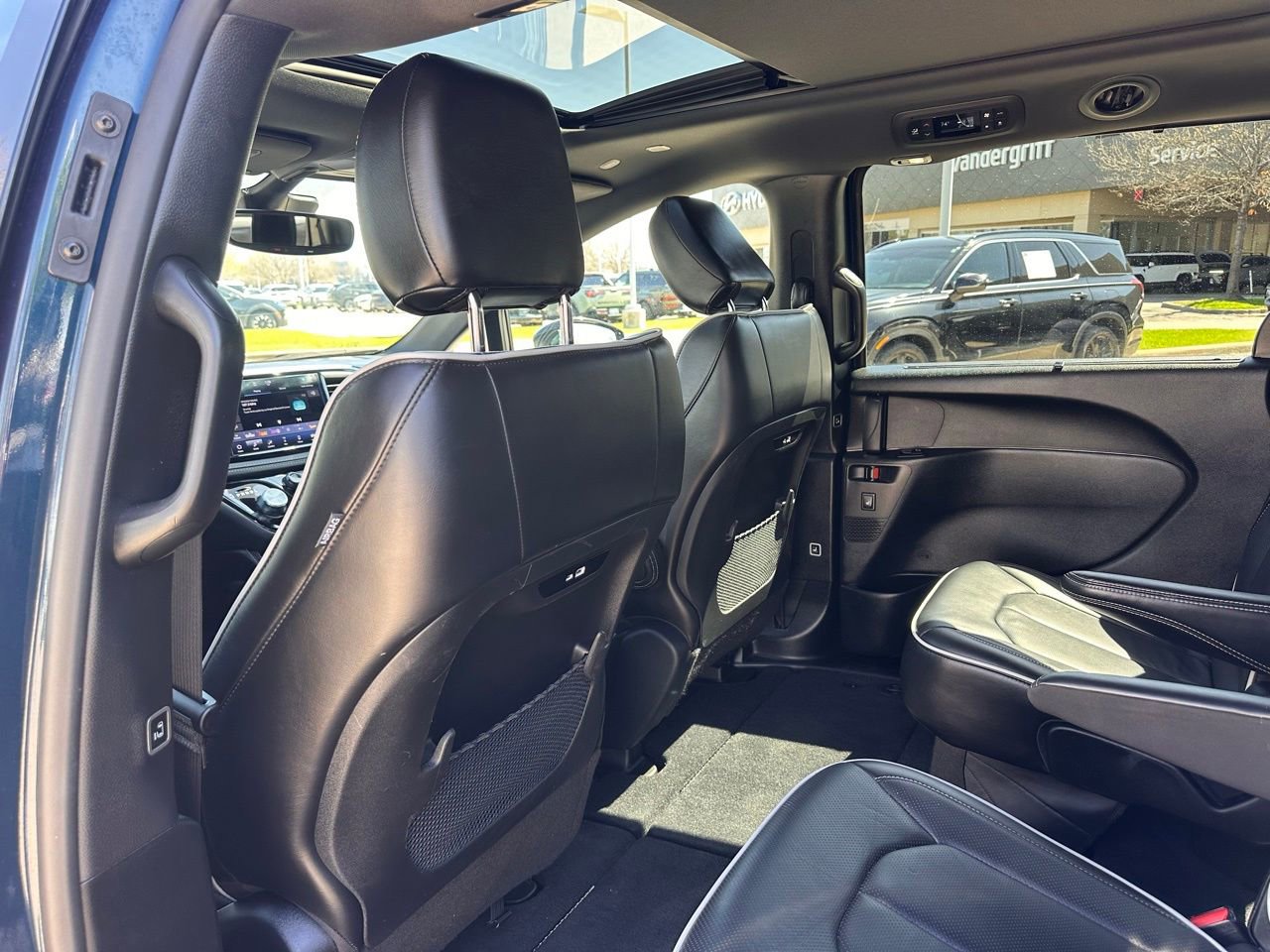 Used 2025 Chrysler Pacifica Limited image 15