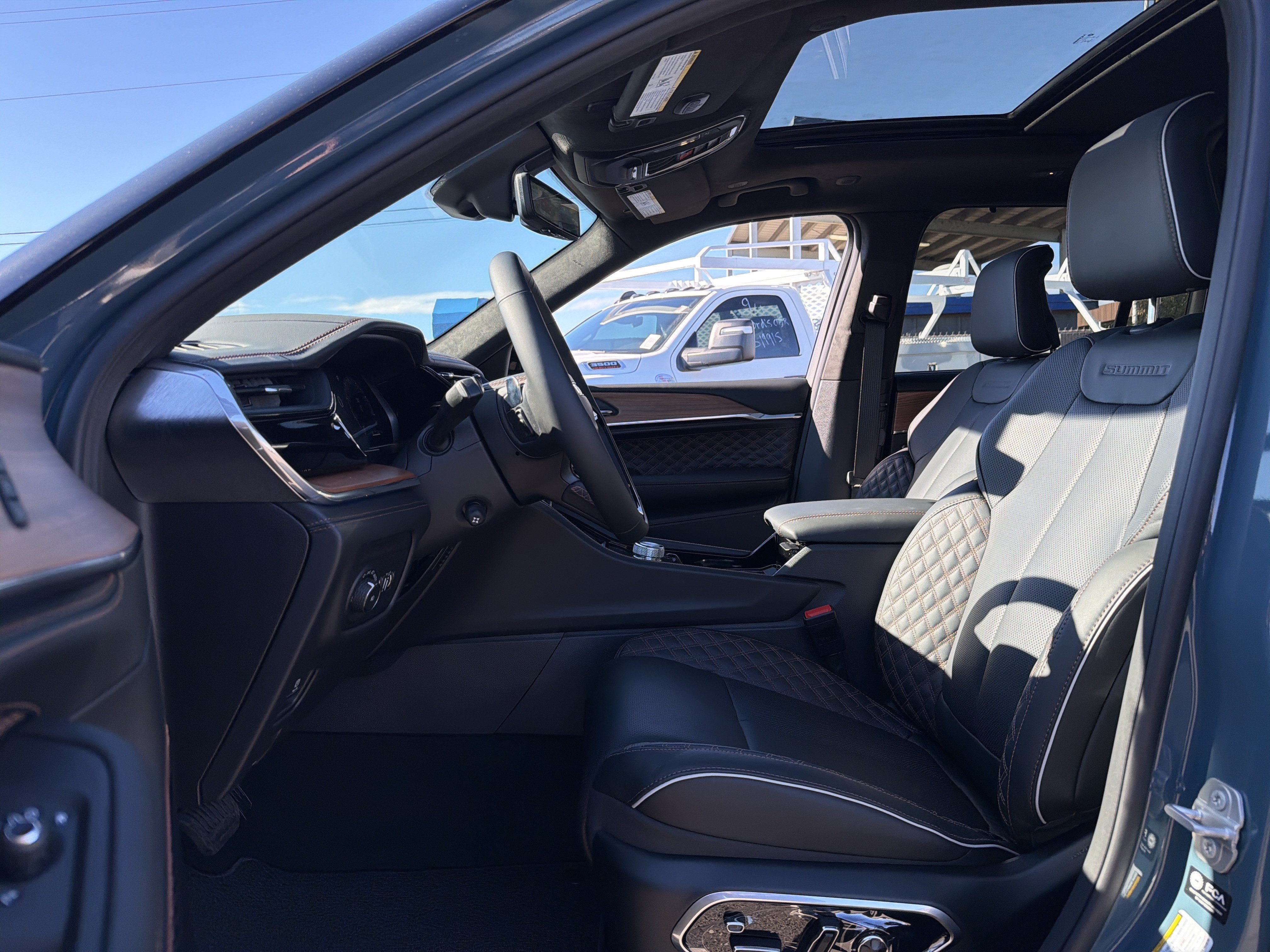 New 2027 Jeep Grand Cherokee Summit AWD/4WD image 9