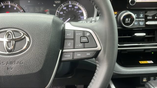 Certified 2023 Toyota Highlander XLE image 13