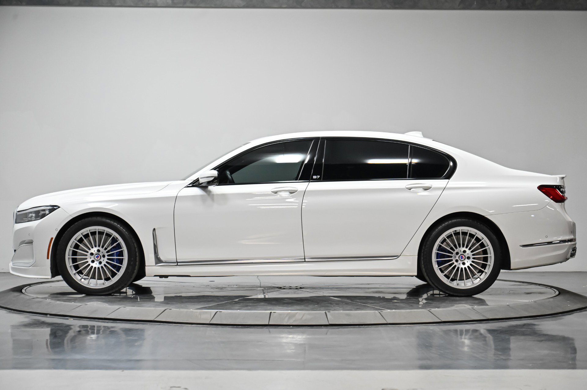 Used 2022 BMW ALPINA B7 xDrive w/ Luxury Rear Seating Package image 19