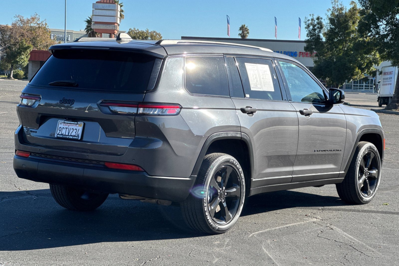 Used 2023 Jeep Grand Cherokee L Laredo image 3