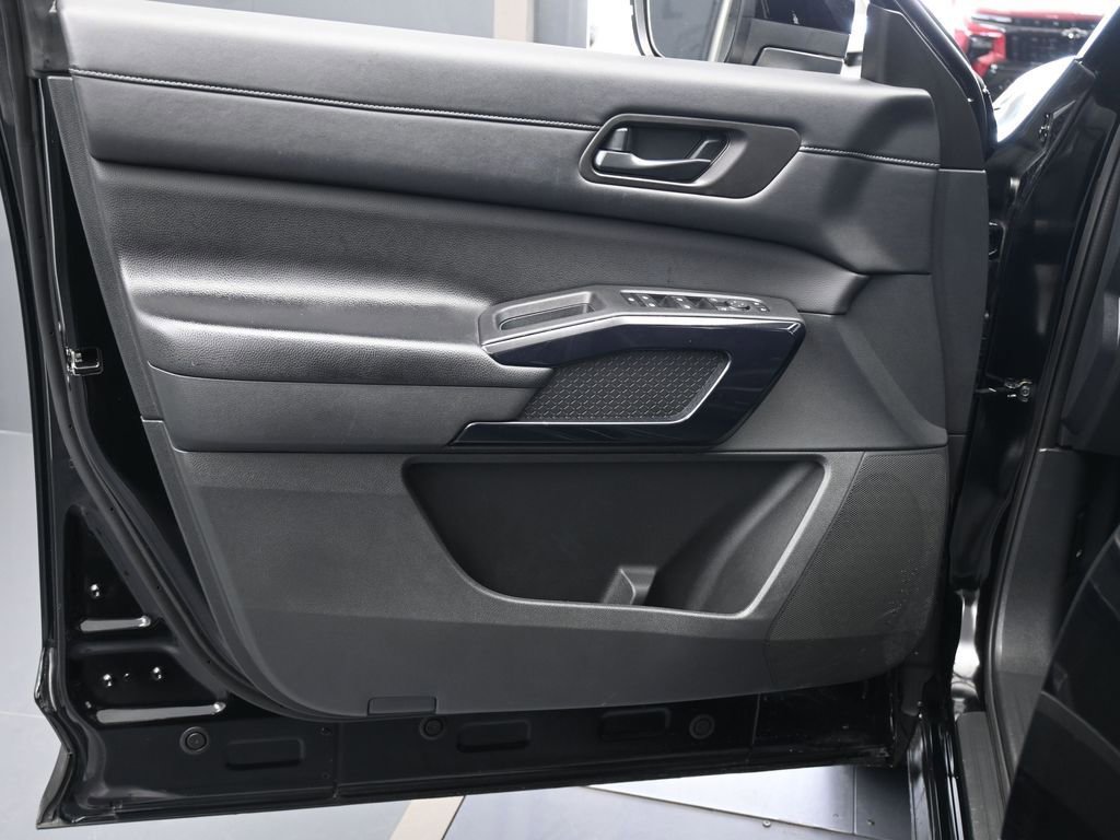 Used 2025 Nissan Pathfinder SV image 26