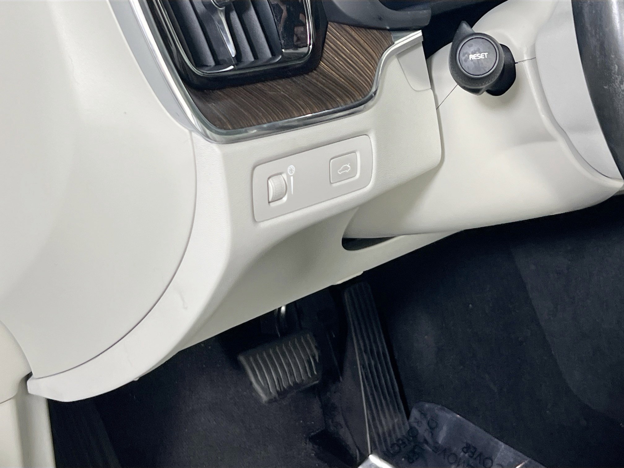 Used 2022 Volvo XC60 B5 Momentum w/ Advanced Package image 10